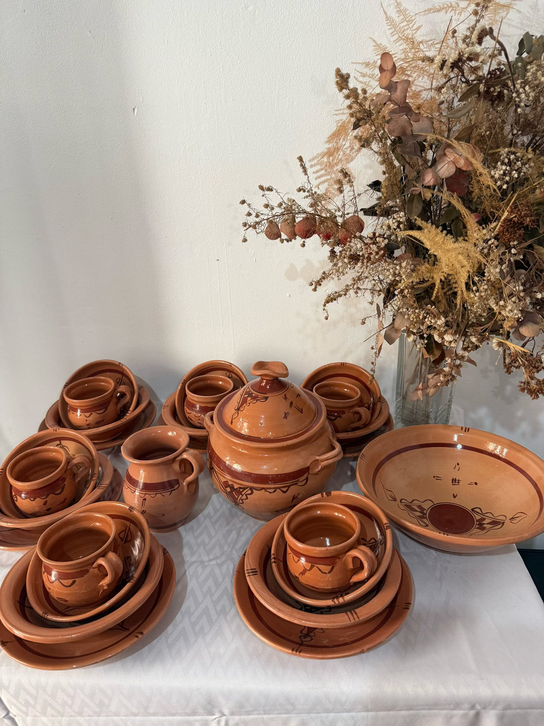 Service de table artisanal NEJMA en terre cuite façonné en Kabylie