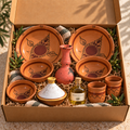 Coffret kraft Taqbaylit pour deux personnes avec tajine blanc et doré, bougeoir rouge et bouteille d’huile d’olive étiquetée