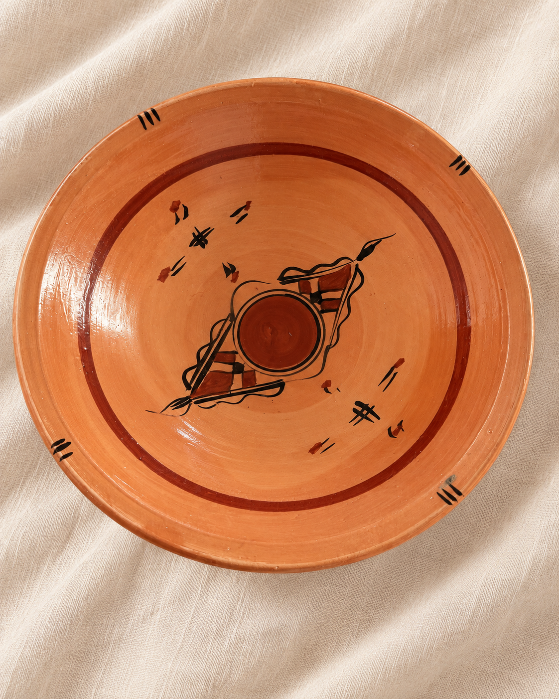 Grande assiette à couscous artisanale Taqbaylit en terre cuite, décorée à la main, collection NEJMA