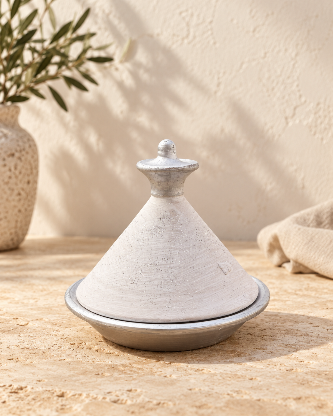 Mini tajine NEJMA blanc et argenté, vue frontale sur fond beige