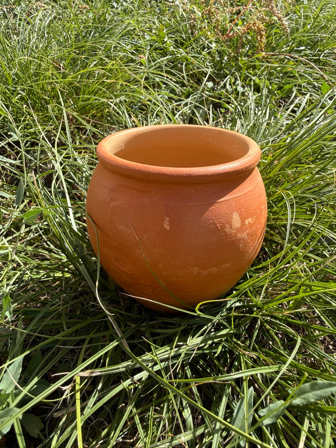 Pot artisanal en terre cuite naturelle de la collection Terre Nejma