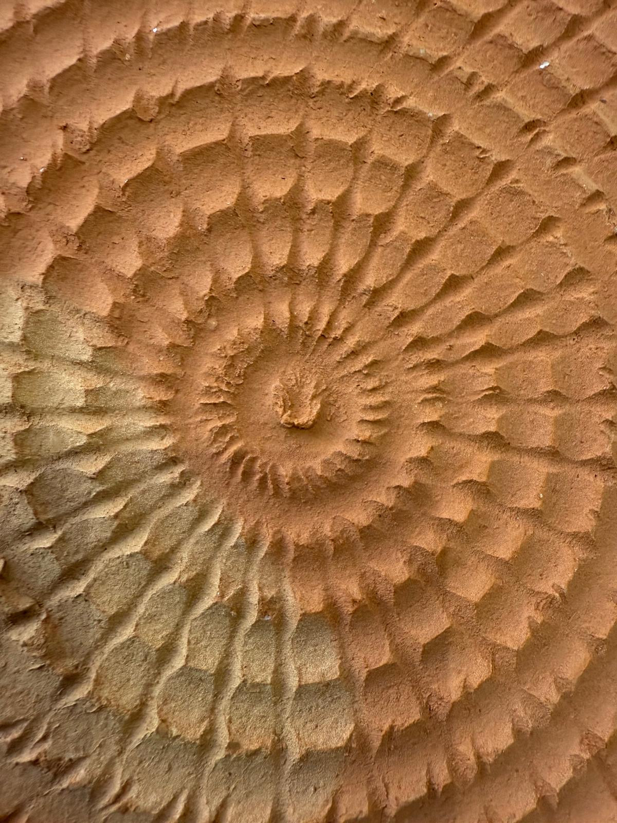 Détail de la texture artisanale du tajine NEJMA