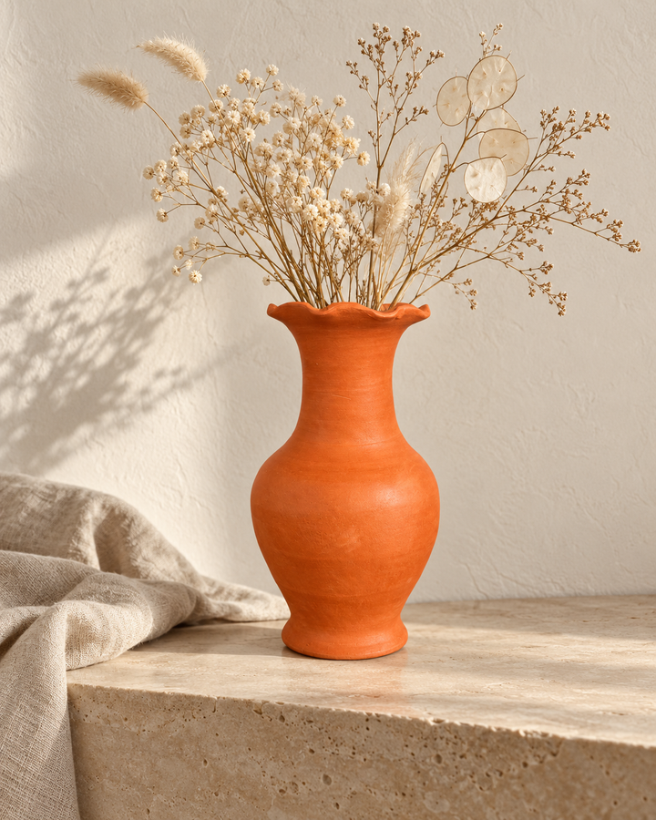 Vase décoratif artisanal NEJMA en terre cuite orange avec fleurs séchées